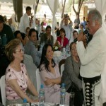 <!--:es-->Vicente junto a Doña Cuquita y Ana Gabriel en su rancho de Guadalajara.<!--:-->