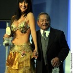 <!--:es-->Susana Zabaleta y el maestro Armando Manzanero con el premio Luna.<!--:-->