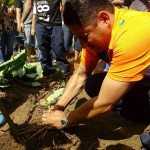 EL ALCALDE SACANDO EL FRUTO DE LA TIERRA(1)