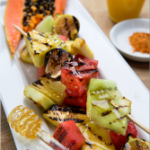 brochetas de fruta con miel