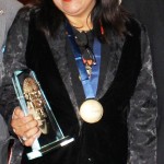 LUCY A.SALAZAR CON SU PREMIO TUMI