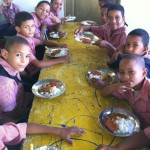 NINOS COMIENDO