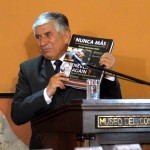 NUNCA MAS, LIBRO EN MANOS DE OSCAR MEDRANO PEREZ