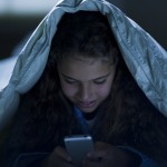 smartphone-dormir-nina-cama