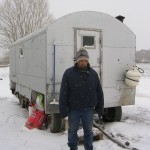Un pastor de ovejas cerc a un trailer en las alturas de Utah(1)