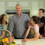 Phil Murphy(centro) rodeado por su esposa y sus hijos (foto archivo)