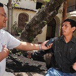 Lurgio Gavilan, entrevistado por Roberto Bustamante (Foto Oscar Medrano. Caretas)