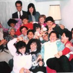 FOTO, SONRIENTES CON SUS HIJOS, NIETOS Y ENORME FAMILIA