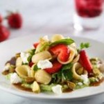 Ensalada de pasta orecchiette (orejitas) con fresas