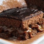 bizcocho-de-chocoate-cubierto-de-duilce-de-leche