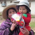 Foto Niña en brazo de su madre en Celendin,Cajamarca.