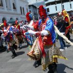 Los Diablos de Hojalata de Riobamba acompañan a los Pases del Niño.