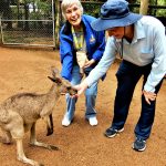 Australia Townsville Billabong Sanctuary Humberto and Georgina feeding wallaby nuevo