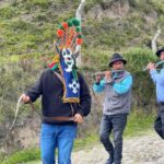 Los comuneros del lugar entonan música andina tradicional